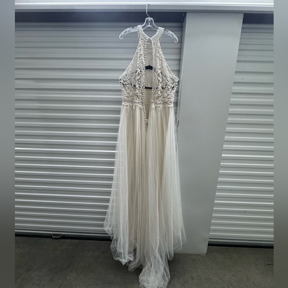 Allure Bridals Wedding Dress – Size 16 – Lace Bodice, Tulle Skirt, Small Train - Picture 9 of 11